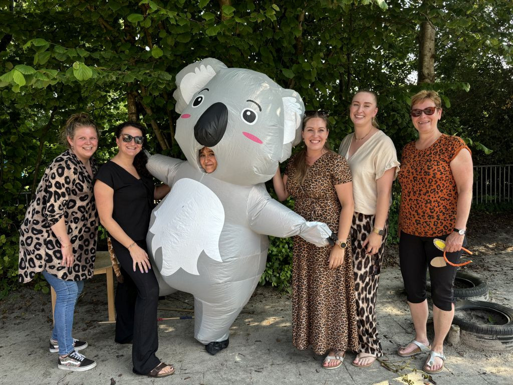 zomerfeest Den Ilp collega's met koala