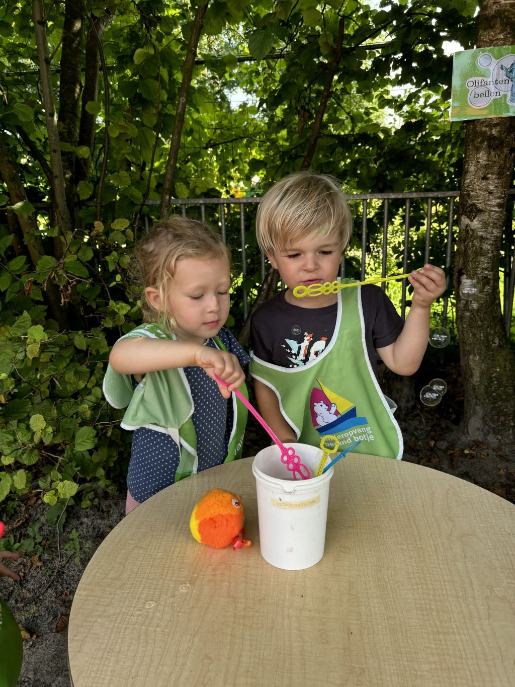 kinderen spelen met bellenblaas