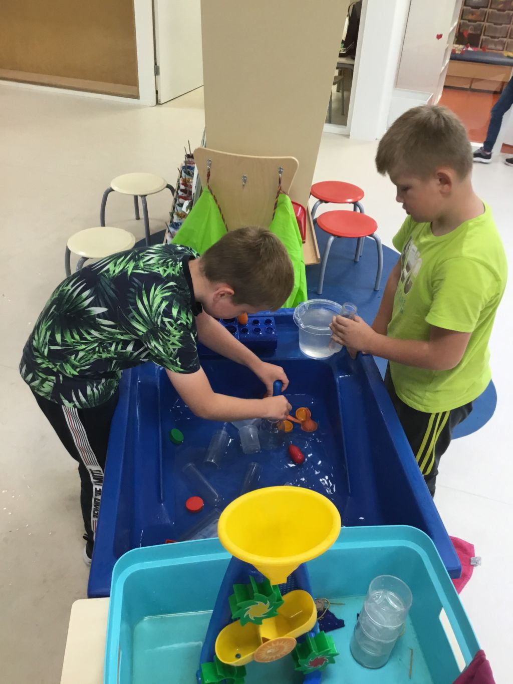 kinderen spelen met watertafel