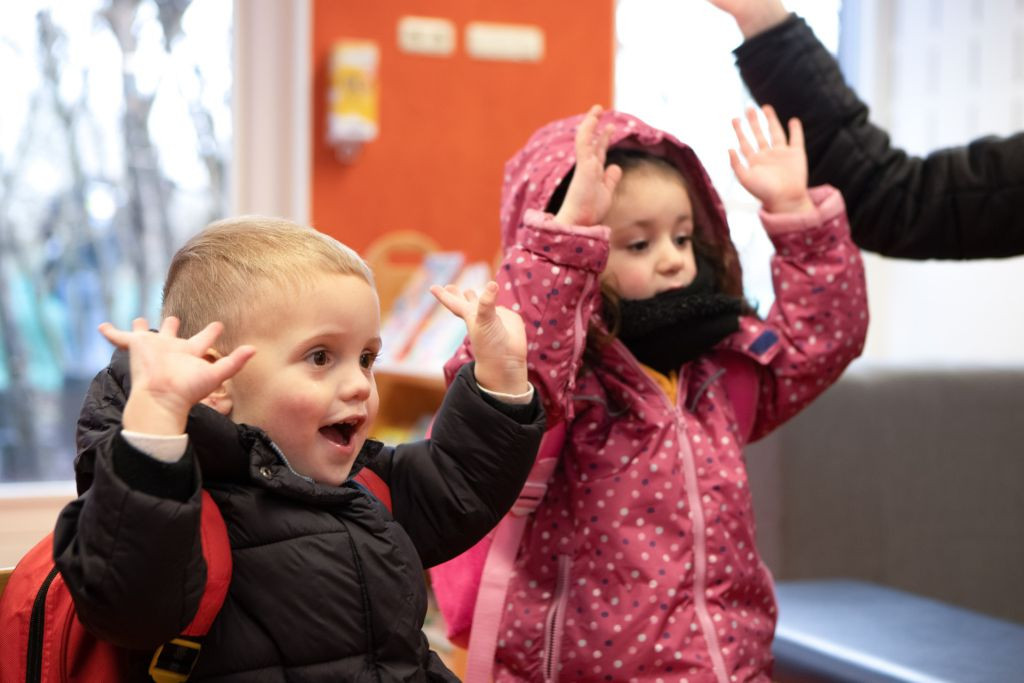 twee kinderen juichen