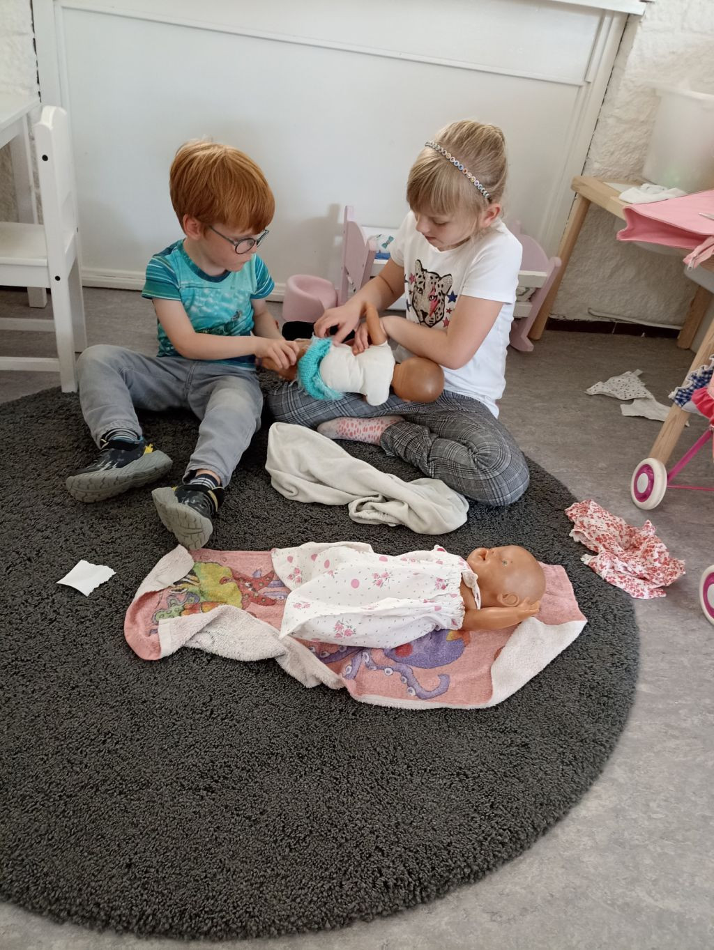 Kinderen spelen met poppen