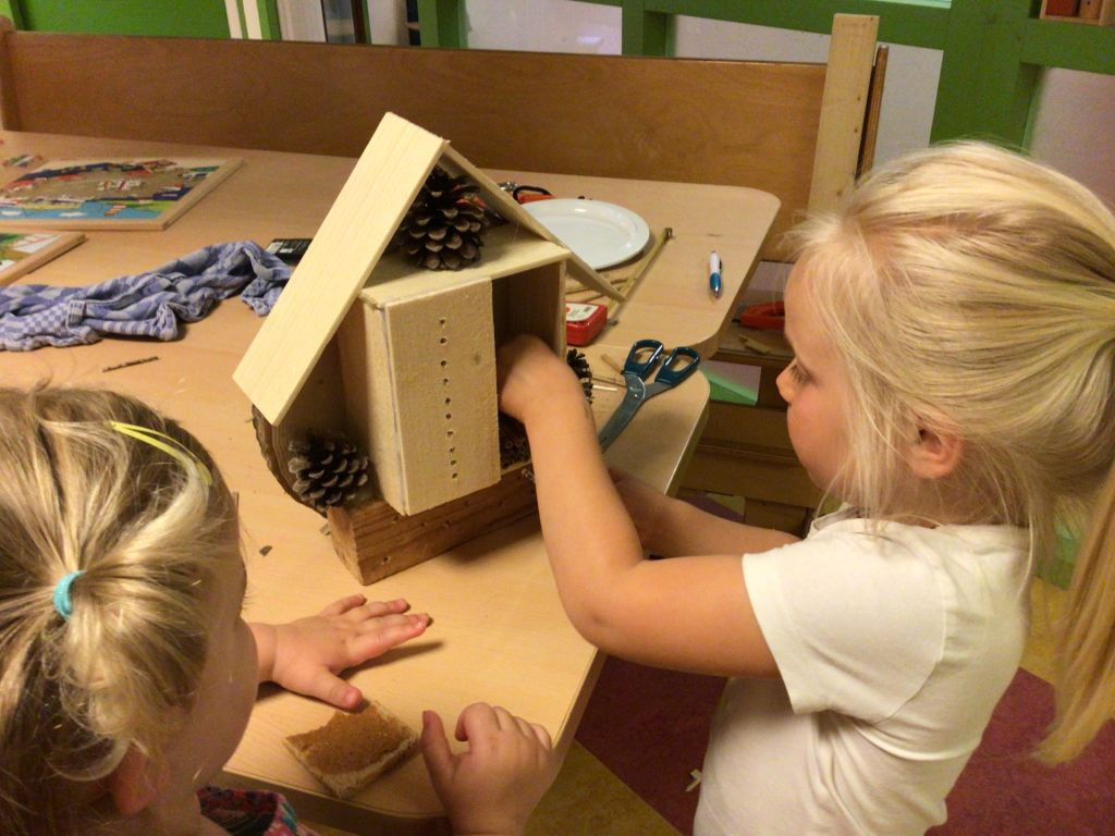 Kinderen maken vogelhuisje