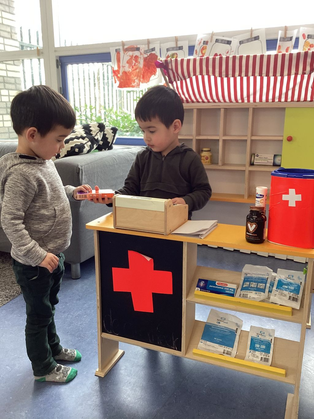 kinderen spelen apotheek na