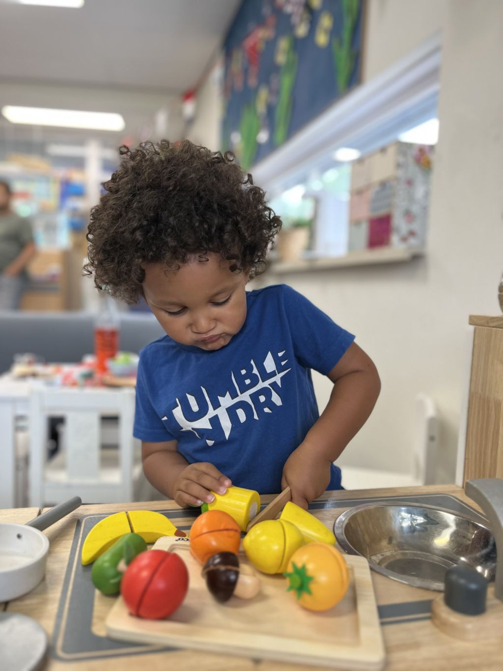 peuter speelt met speelgoed fruit
