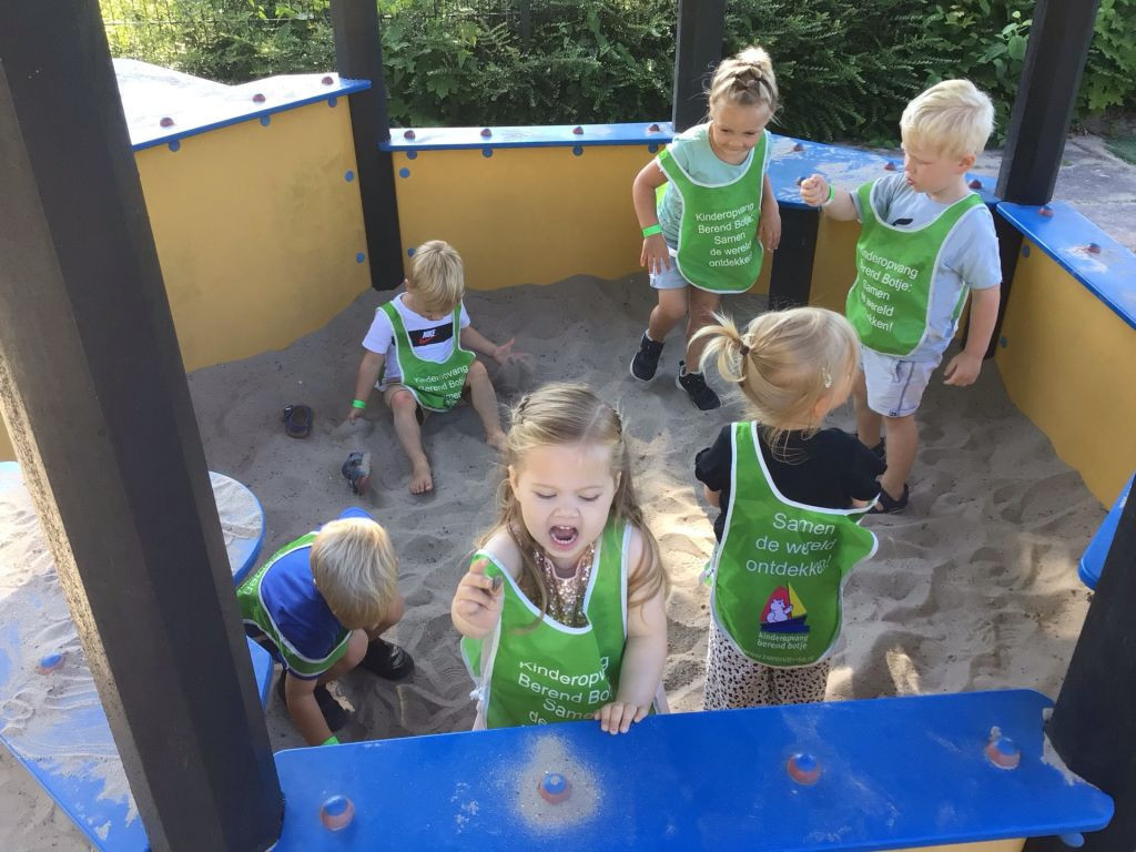 peuters spelen in zandbak