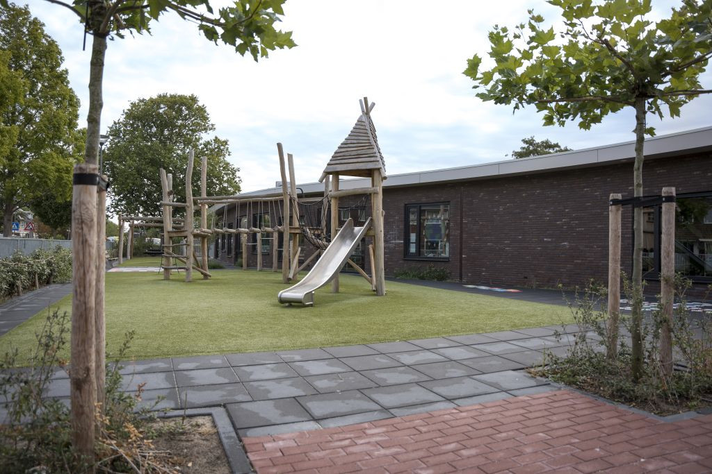 Speeltoestel met glijbaan op het speelplein van De Meridiaan in Medemblik