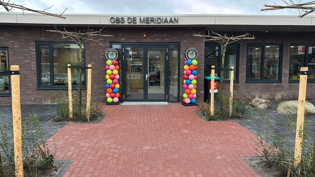 foto van ingang OBS De Meridiaan