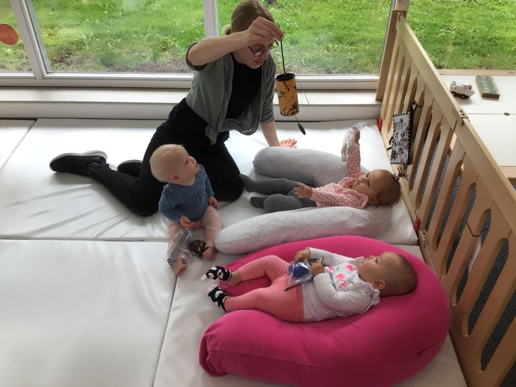 baby's liggen samen op zachte mat
