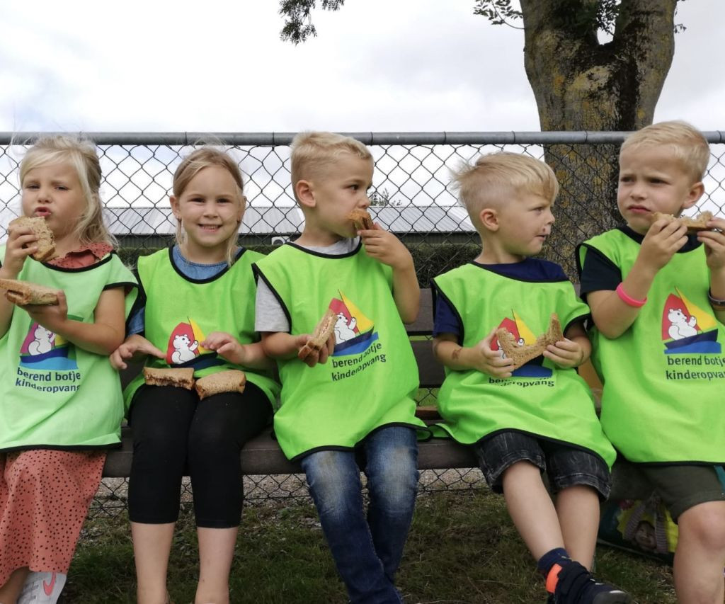 groepsfoto van BSO kinderen die een broodje eten