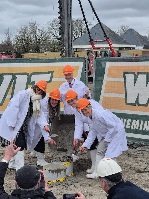 Symbolische eerste betonstorting van de paal door wethouder Robert Tesselaar en directrices van De Akker, De Stek en leidinggevende Melanie Boon van Kinderopvang Berend Botje