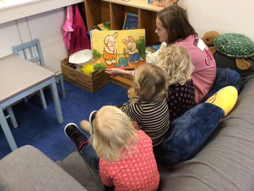 kinderen worden voorgelezen uit boek