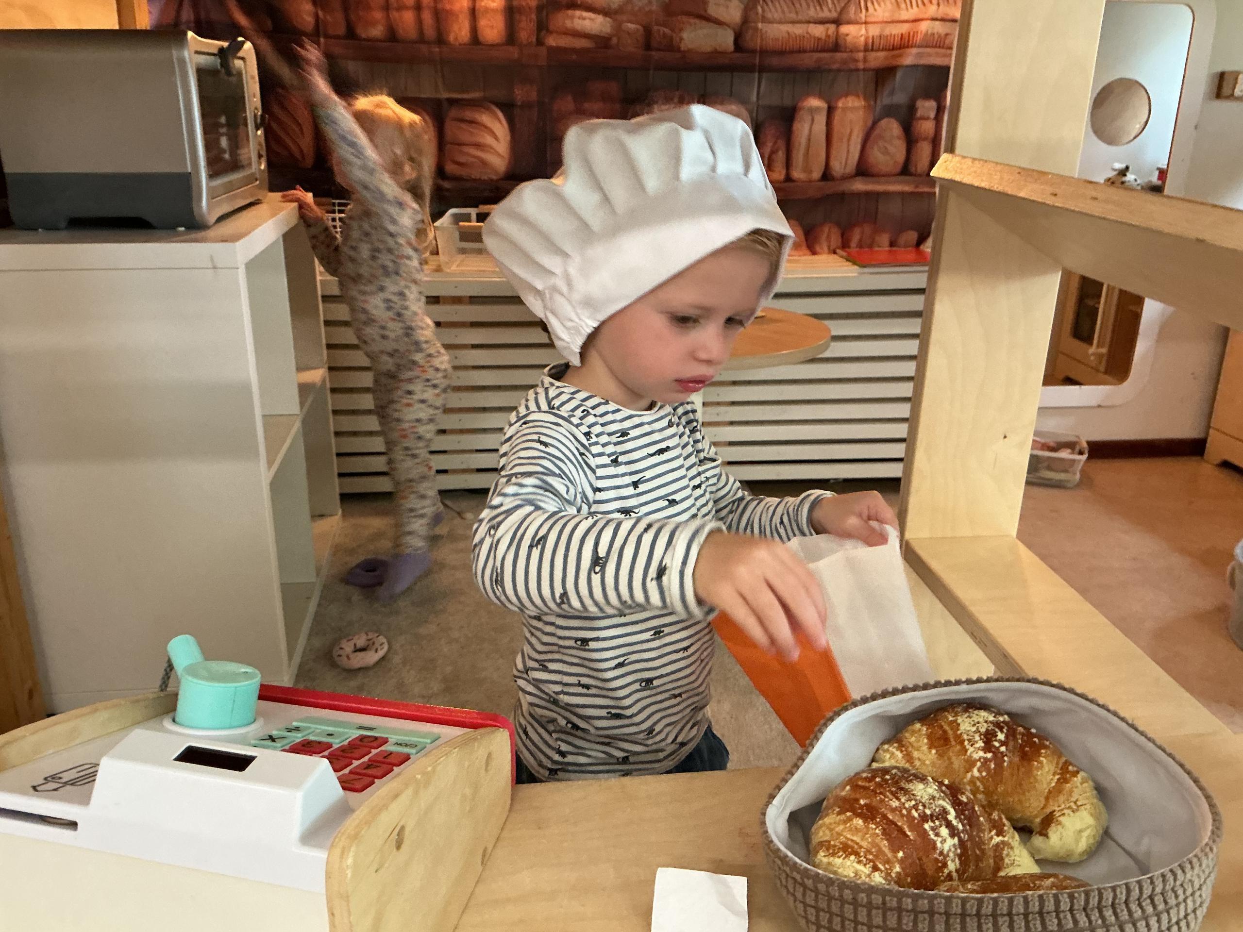 kind met bakkersmuts