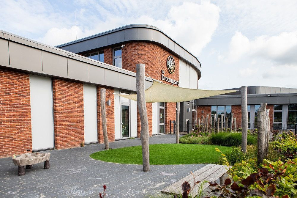 buitenruimte en gebouw van de Droomgaard