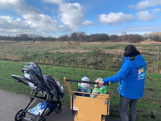 Kinderen kijken naar natuur in Het Twiske