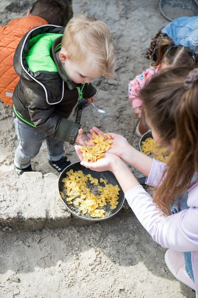 buiten koken met pasta