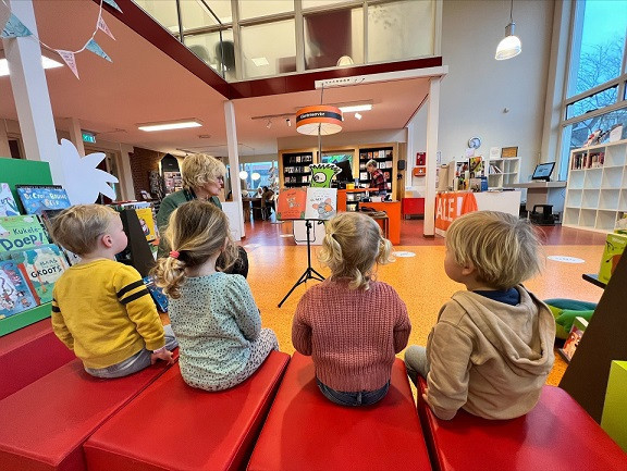 lezen in de bibliotheek