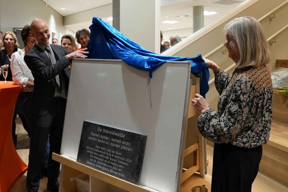 Onthulling plaquette door wethouder en oud-wethouder tijdens opening Kindcentrum De Wereldweide