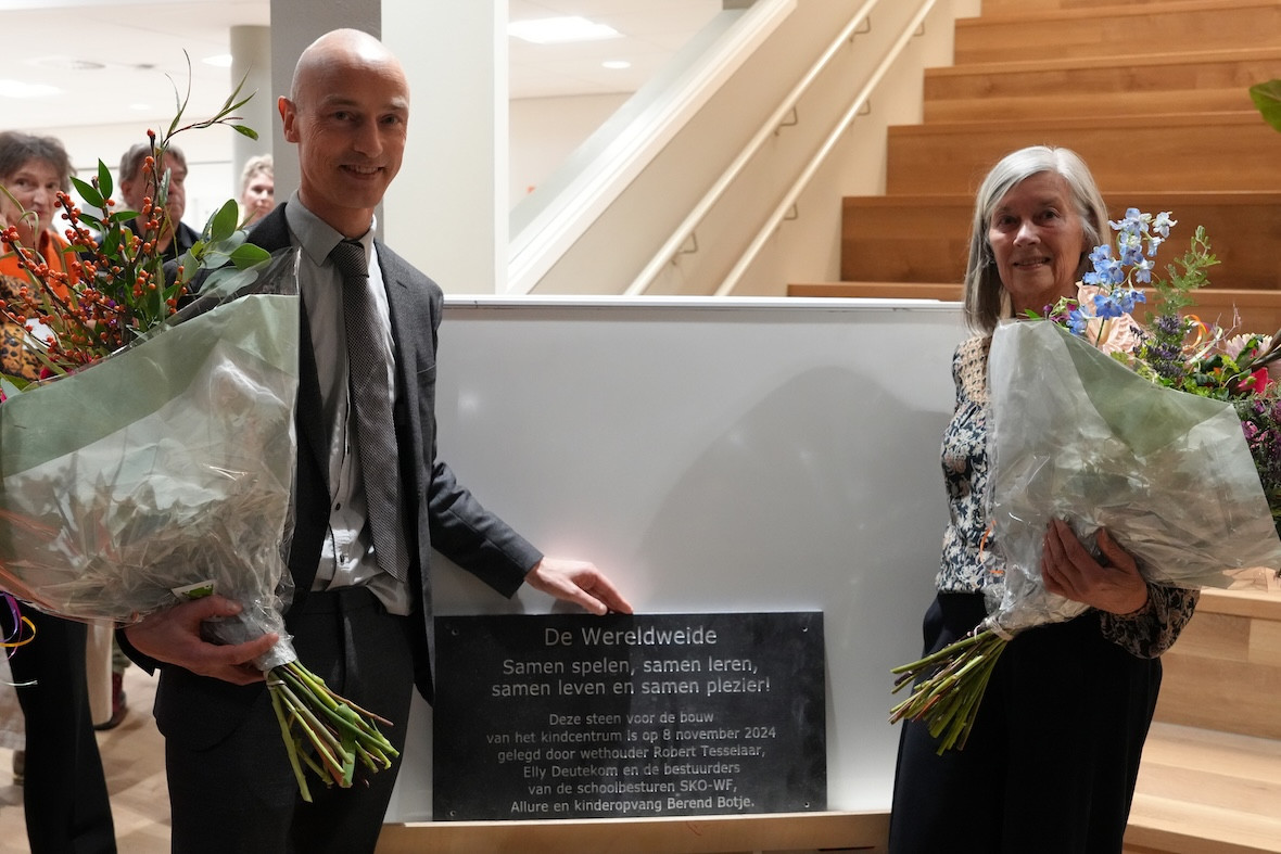 Wethouder en oud-wethouder onthullen plaquette