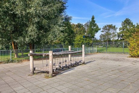 speeltoestel op schoolplein