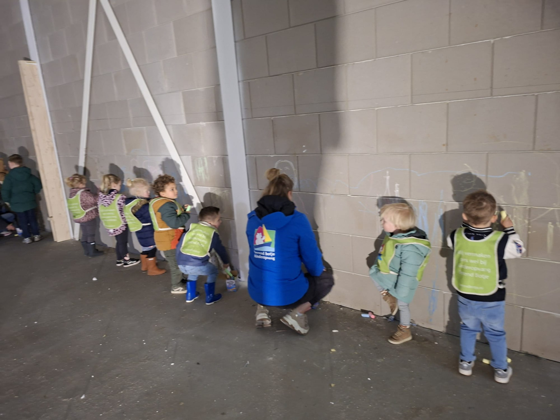 Kinderen krijten op nieuwe muur