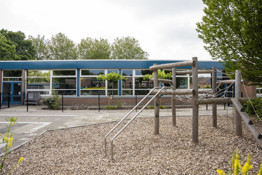 buitenplein met speeltoestel