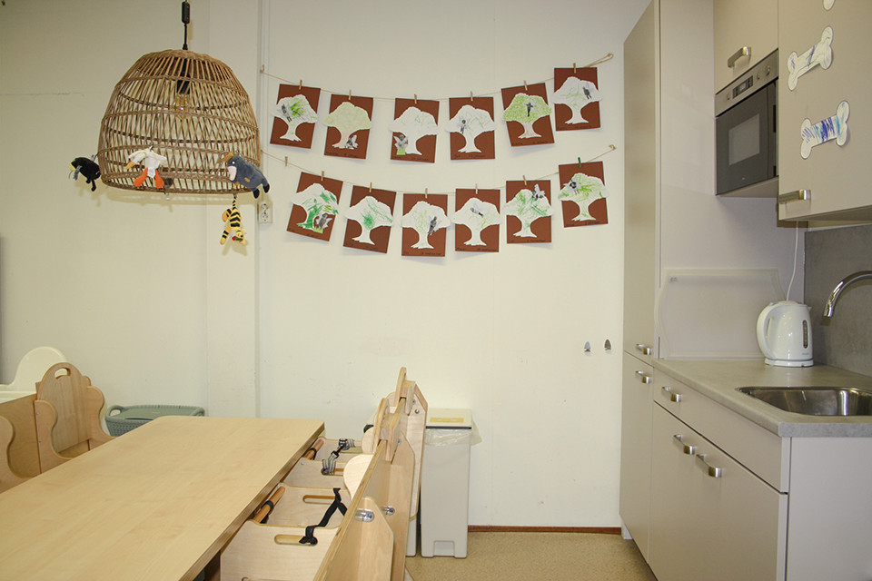 keuken met tafel en knutsel werken aan muur