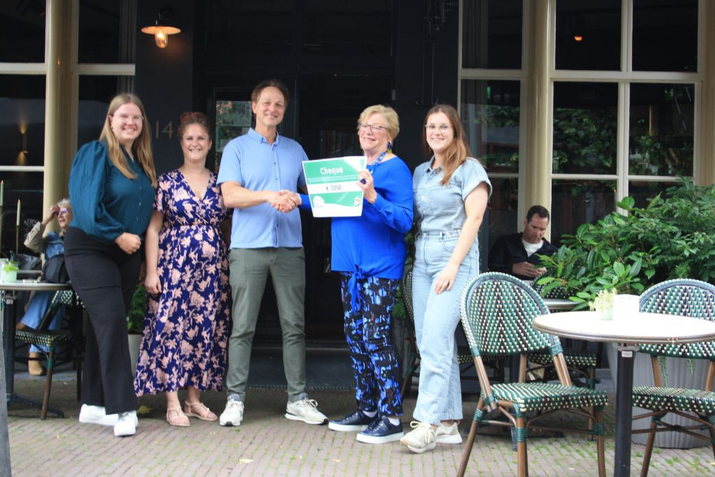 Foto van uitreiking cheque Stichting Hartekind