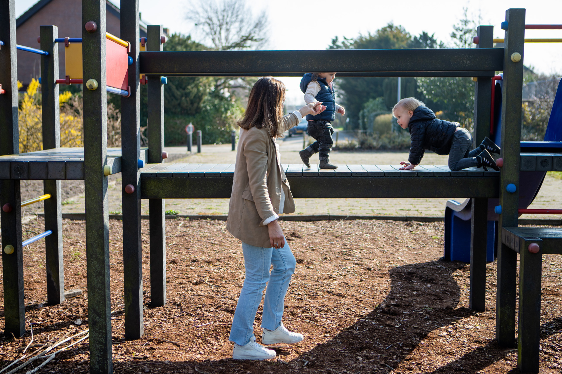 peuters in speeltuin met gastouder