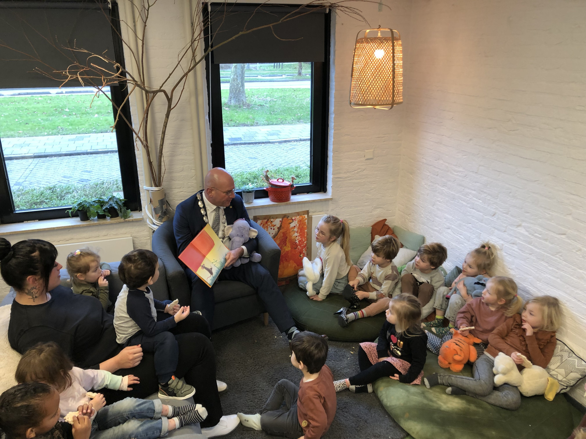 Peuters worden voorgelezen door burgemeester