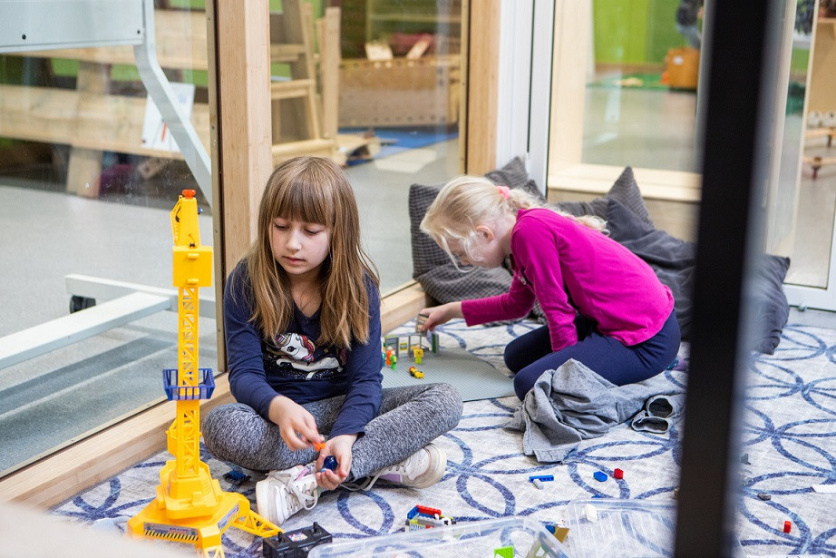 kinderen spelen samen op de grond