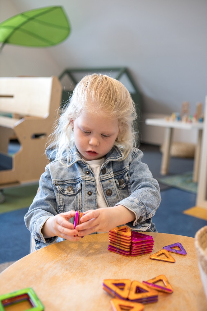meisje speelt met sensorisch speelmateriaal