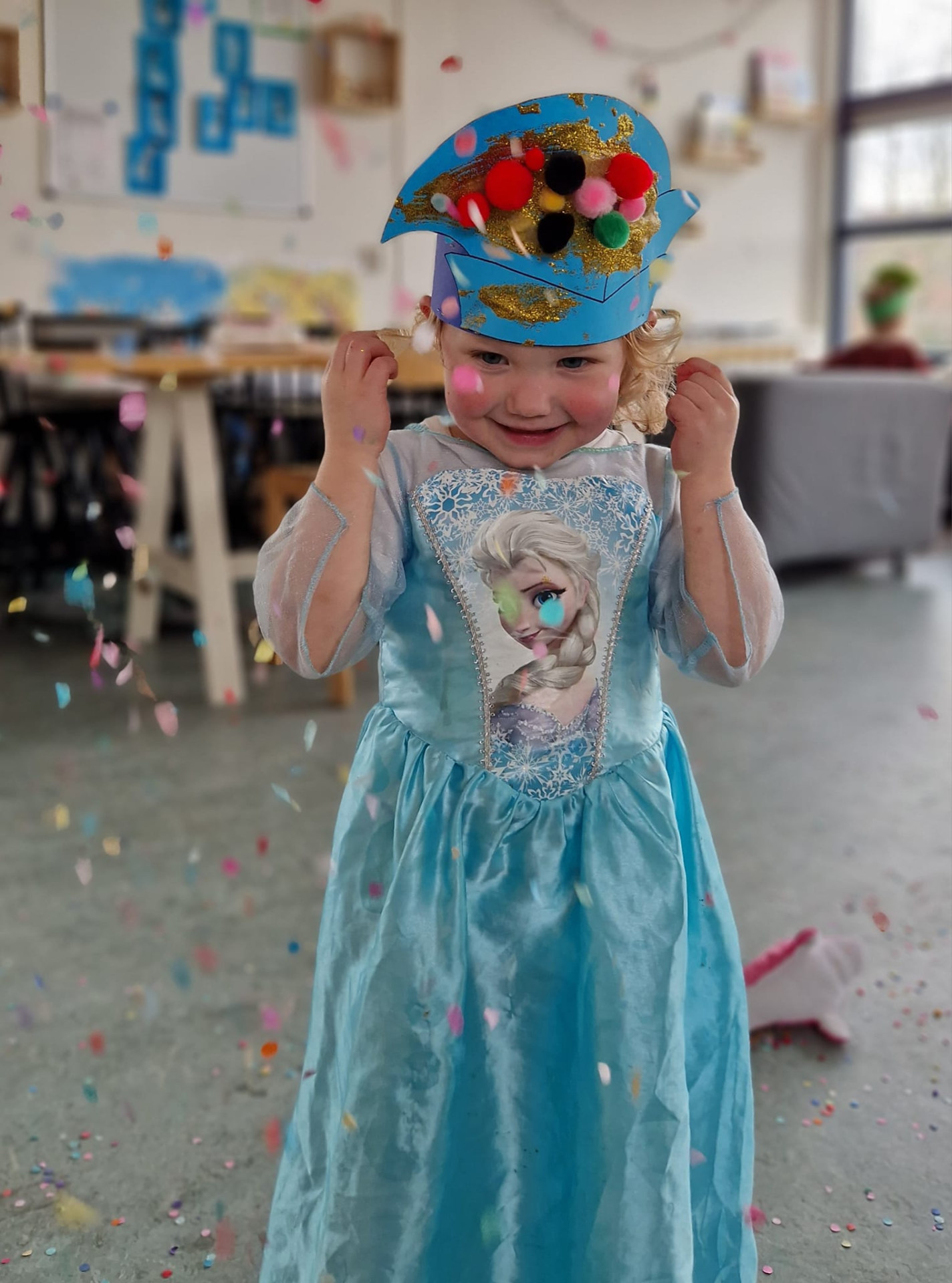 meisje met Elza jurk en confetti
