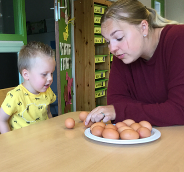 pedagogisch professional telt samen met peuter eieren