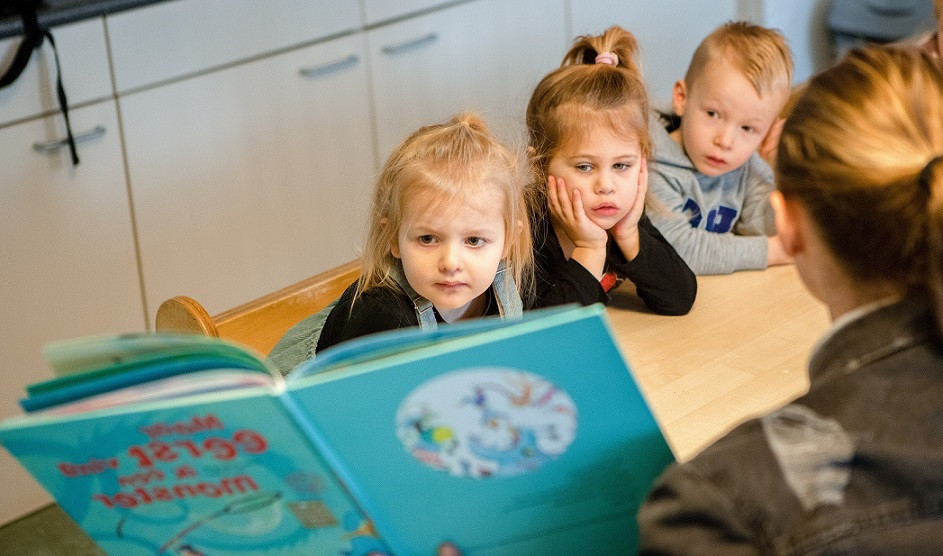 peuters die meelezen in een prentenboek