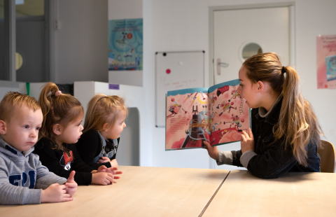 pedagogisch medewerker leest peuters voor