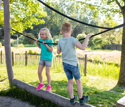 twee kinderen spelen buiten