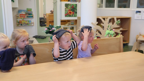 Met washandje spelen aan tafel