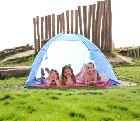 Drie meisjes zitten in een strandtent