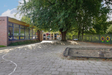 schoolplein met zandbak