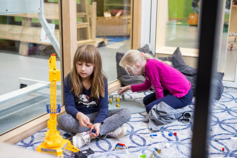 kinderen spelen op de grond