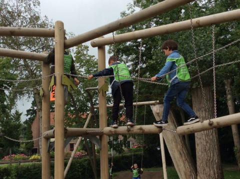 kinderen klimmen op speeltoestel
