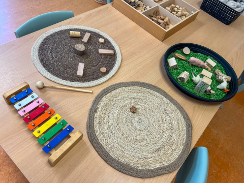 Houten xylofoon en sensorisch materiaal op tafel bij kinderdagverblijf Boevenhoeve in Opmeer.