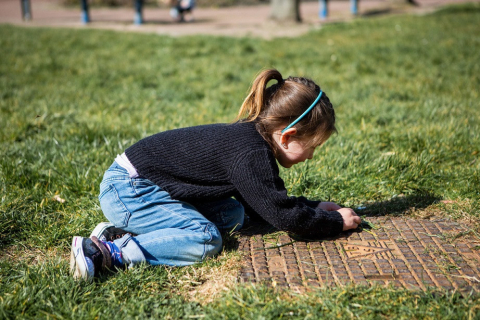 meisje speelt buiten