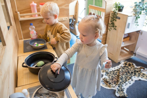 Twee kinderen koken samen in speelgoedkeuken