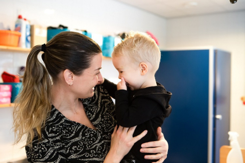 pedagogisch professional met kind