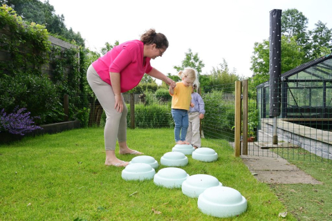 foto van gastouder die buiten speelt