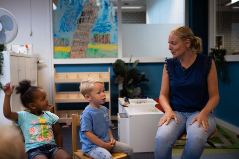pedagogisch professional en kinderen in kring