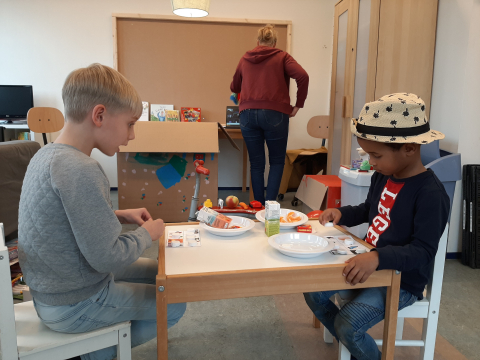kinderen zitten aan tafel