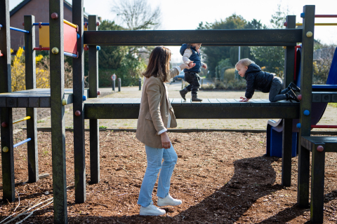 peuters in speeltuin met gastouder