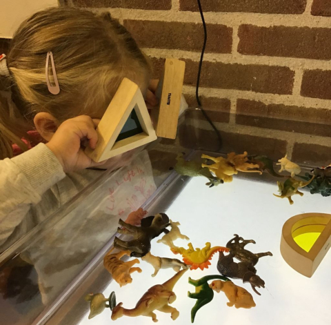 Meisje speelt met de lichtbak
